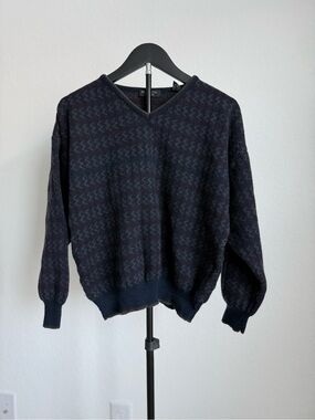 V-Neck Patterned Sweater in Navy - Segreto